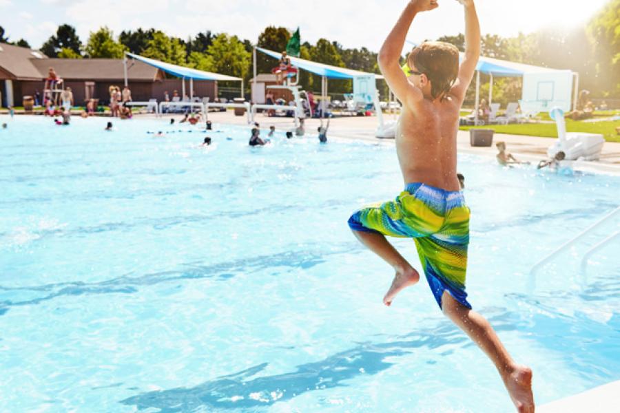 EccosPro_sb 5-2025-Junge springt ins Becken_(c) EccosPro